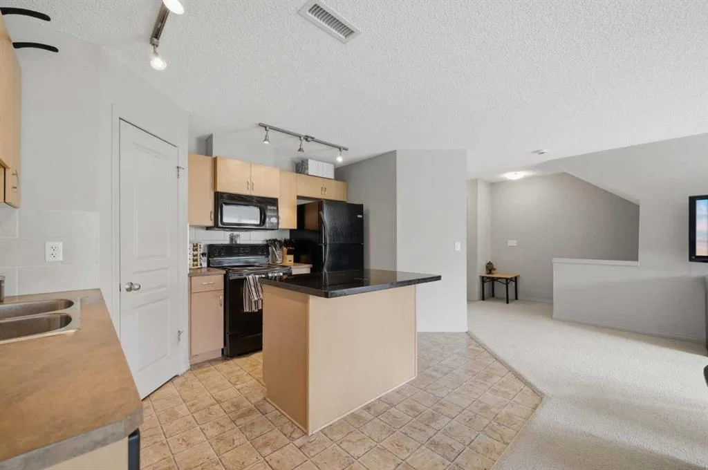 18 Auburn Bay Common SE, Calgary — photo 3 of 11