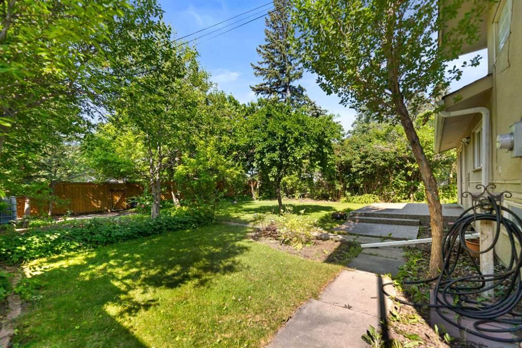 21 Roseview Drive NW, Calgary — photo 4 of 41