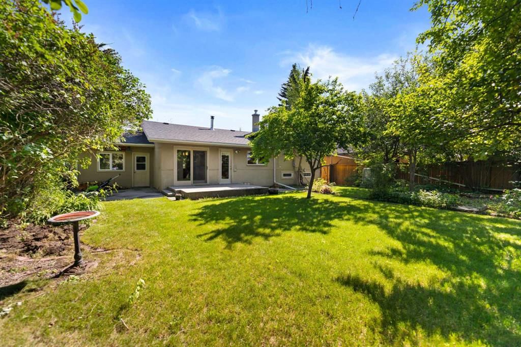21 Roseview Drive NW, Calgary — photo 5 of 41