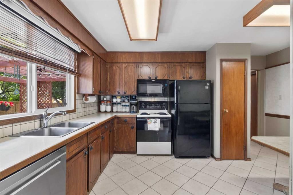 6832 Huntchester Road NE, Calgary — photo 5 of 26