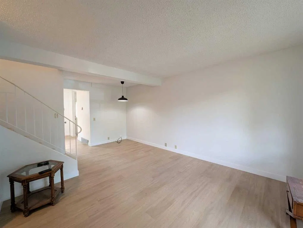 137 Bermuda Drive NW, Calgary — photo 4 of 29
