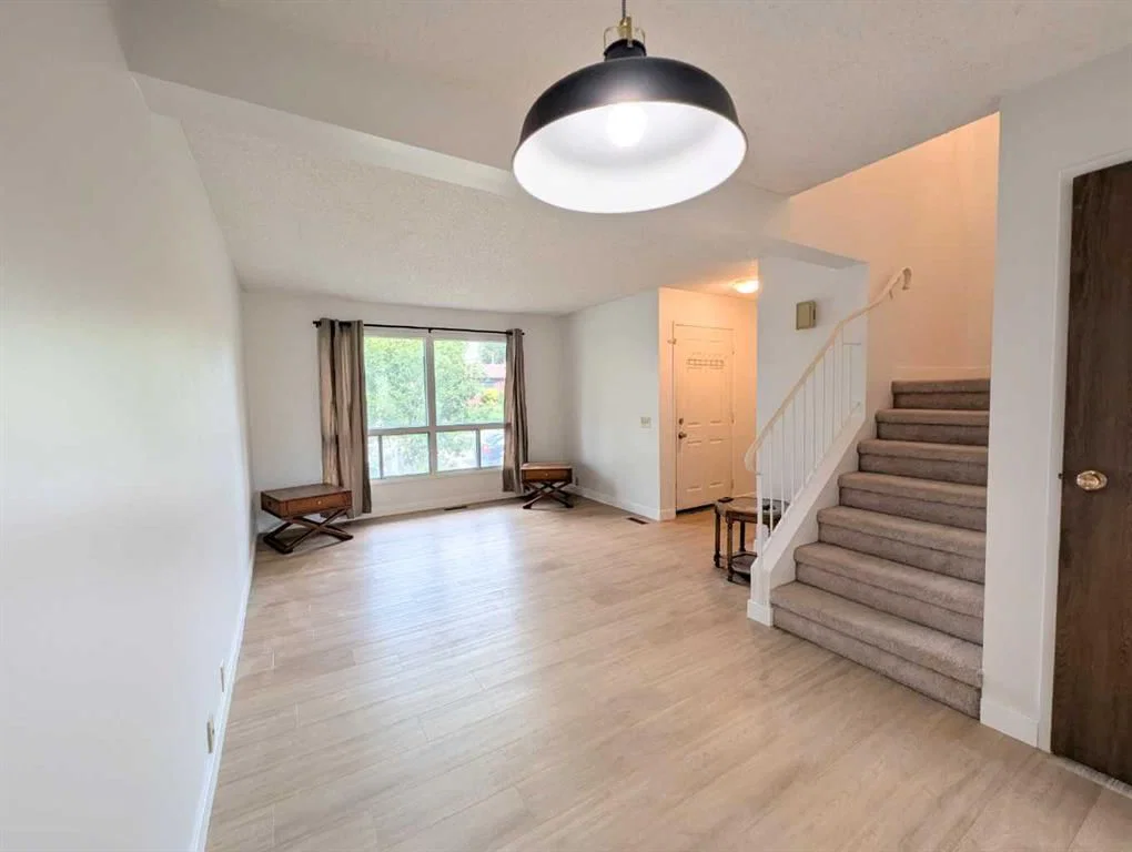 137 Bermuda Drive NW, Calgary — photo 5 of 29
