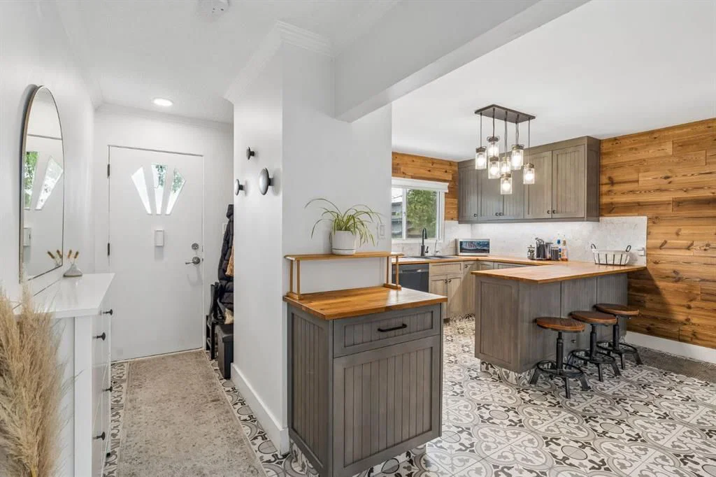 27 Heston Street NW, Calgary — photo 3 of 22