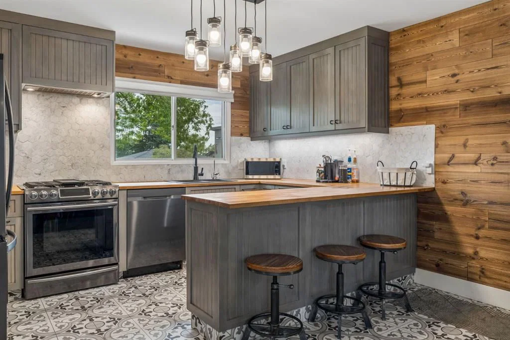 27 Heston Street NW, Calgary — photo 4 of 22