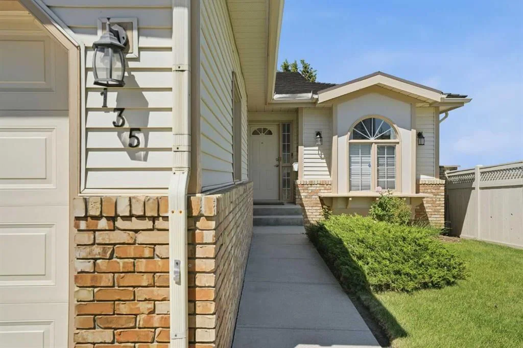 135 Shawnee Rise SW, Calgary — photo 2 of 46