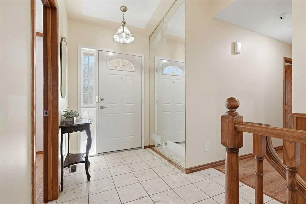 135 Shawnee Rise SW, Calgary — photo 3 of 46