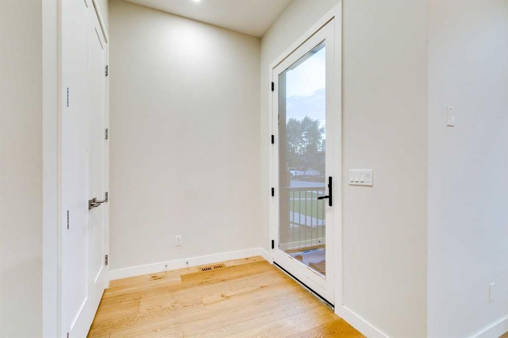 2039 44 Avenue SW, Calgary — photo 3 of 49