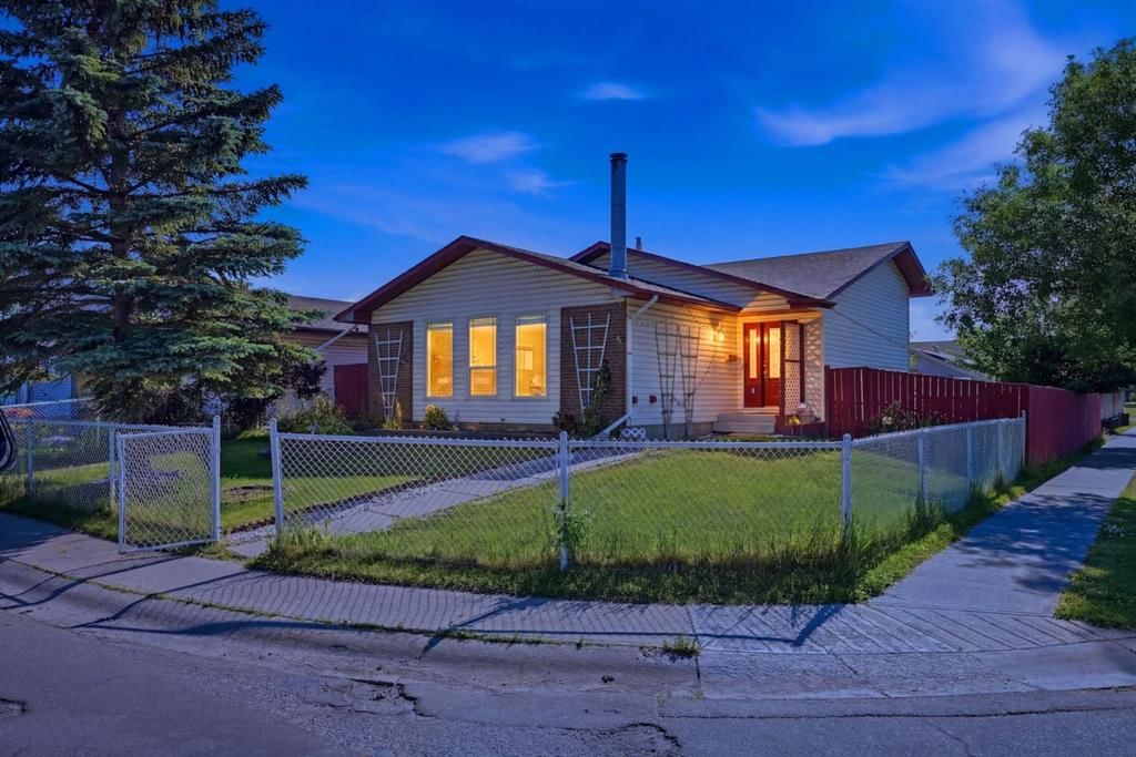 4 Fallswater Road NE, Calgary — photo 2 of 47
