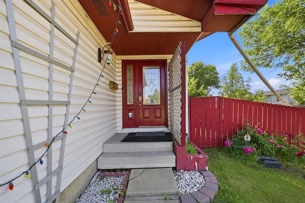 4 Fallswater Road NE, Calgary — photo 5 of 47