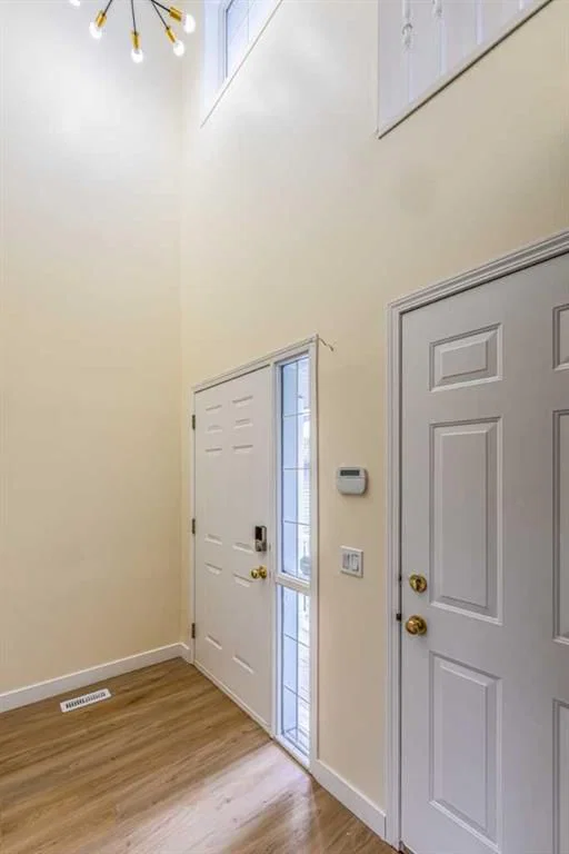 30 Somerside Manor SW, Calgary — photo 4 of 50