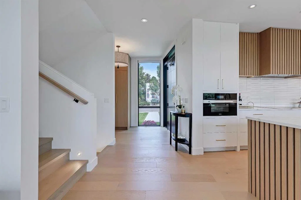 159 Rosery Drive NW, Calgary — photo 4 of 50