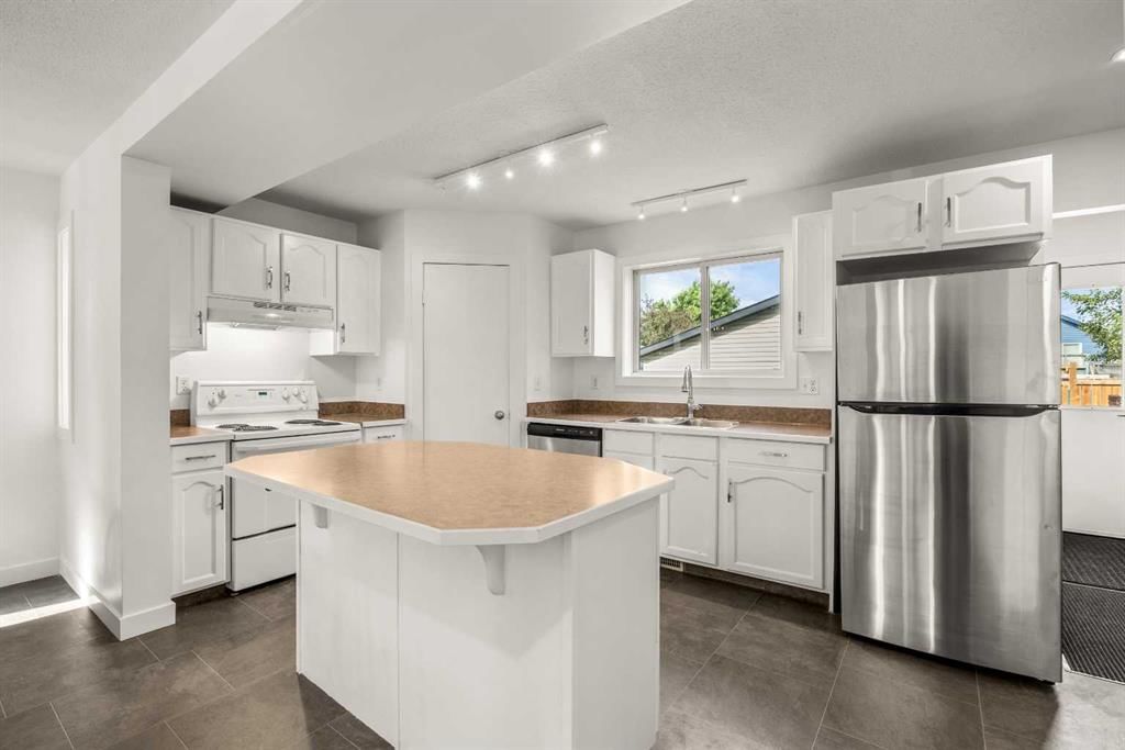 223 Coventry Road NE, Calgary — photo 4 of 44