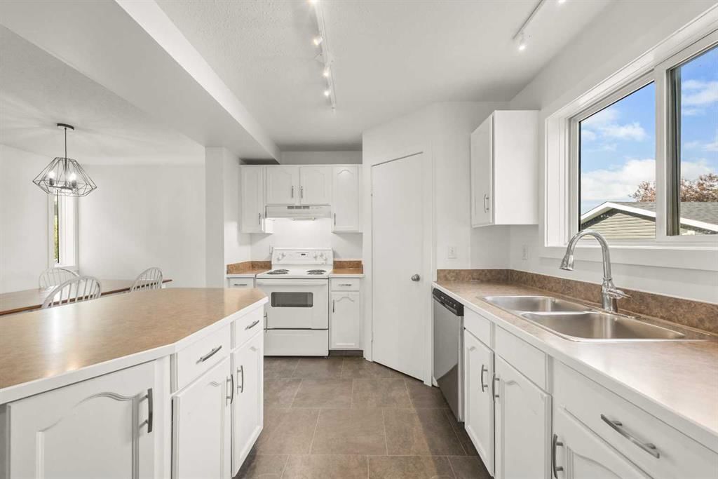 223 Coventry Road NE, Calgary — photo 5 of 44