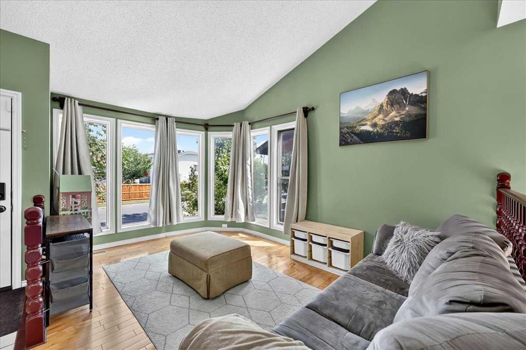 172 Whitehaven Road NE, Calgary — photo 3 of 44