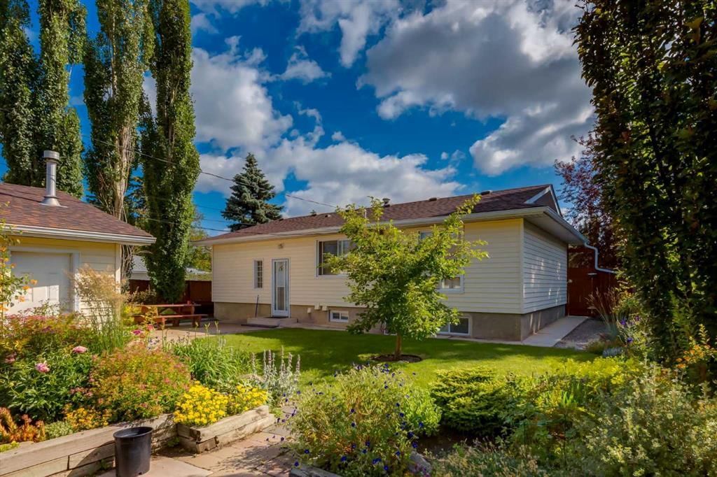 228 Maple Court Crescent SE, Calgary — photo 2 of 31