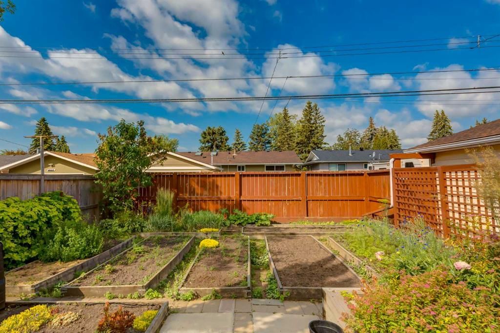228 Maple Court Crescent SE, Calgary — photo 4 of 31