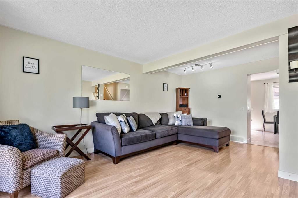 37 Erin Woods Place SE, Calgary — photo 3 of 48