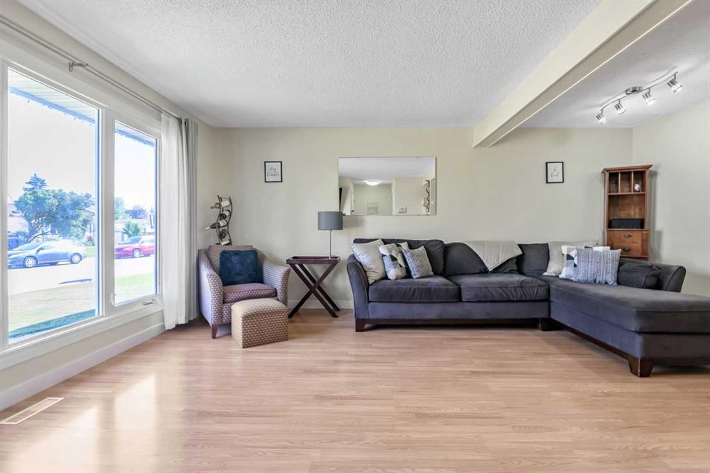 37 Erin Woods Place SE, Calgary — photo 4 of 48