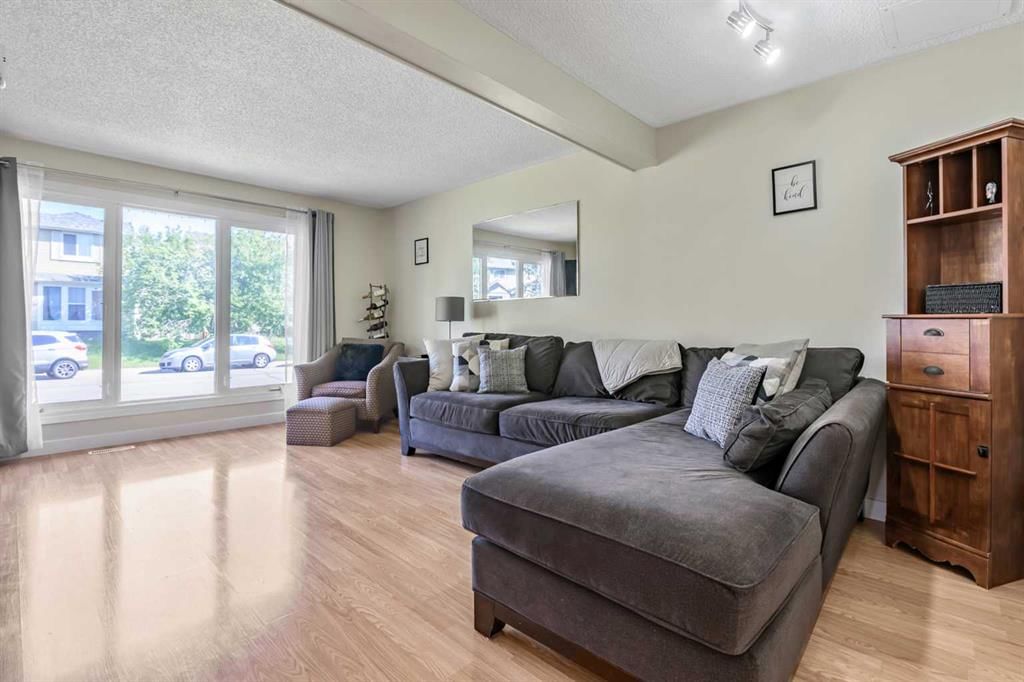 37 Erin Woods Place SE, Calgary — photo 5 of 48