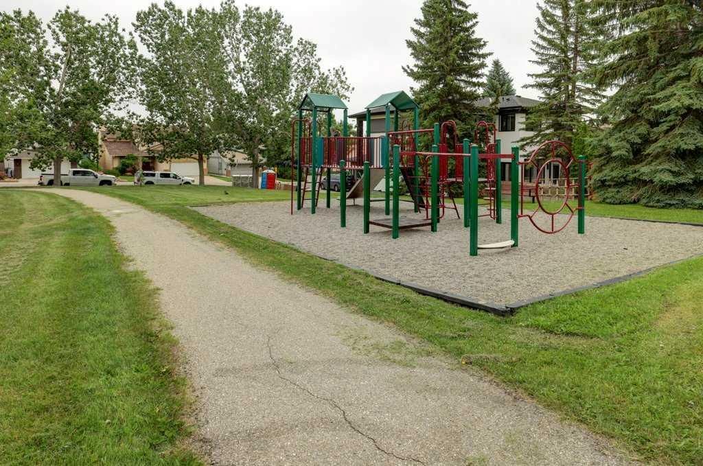 64 Santana Hill NW, Calgary — photo 2 of 35
