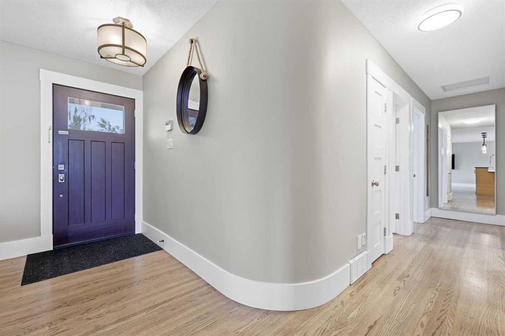 2828 45 Street SW, Calgary — photo 4 of 43
