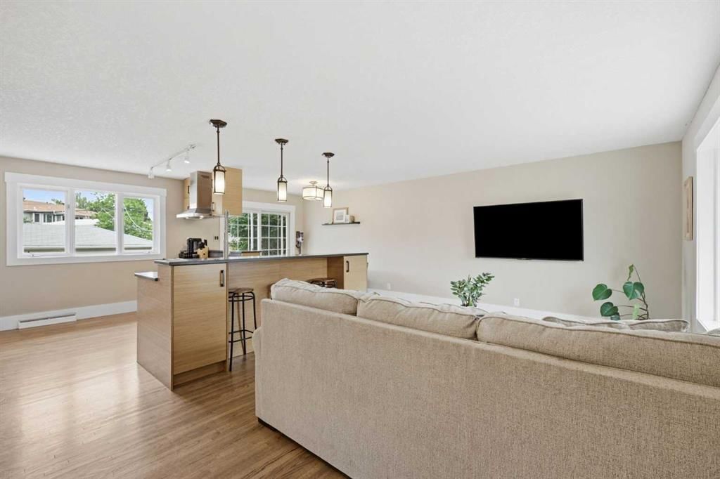 2828 45 Street SW, Calgary — photo 5 of 43