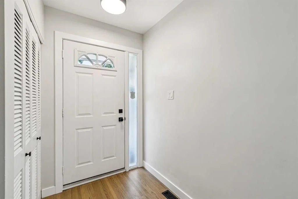 117 Chinook Drive SW, Calgary — photo 3 of 20