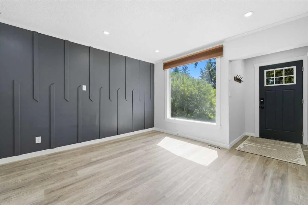 4608 70 Street NW, Calgary — photo 4 of 46