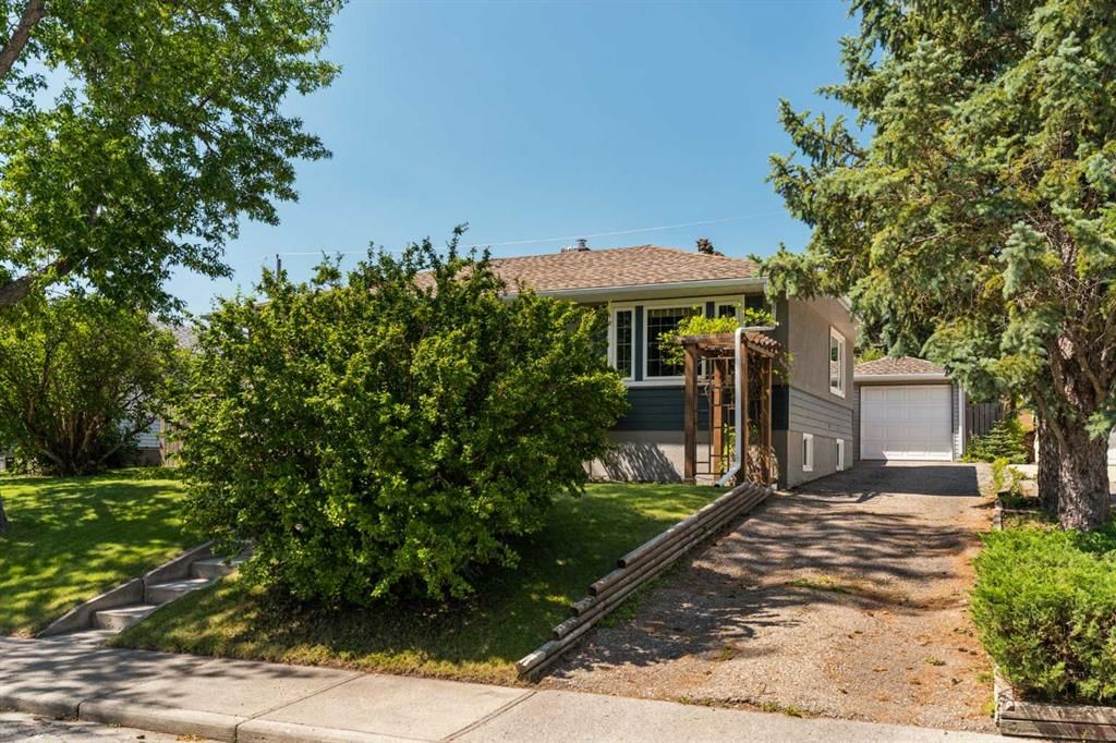 5919 Thornton Road NW, Calgary — photo 2 of 40