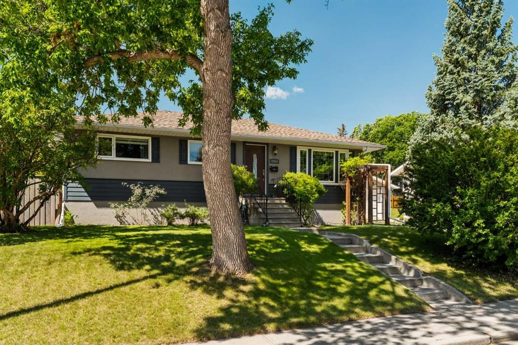 5919 Thornton Road NW, Calgary — photo 3 of 40