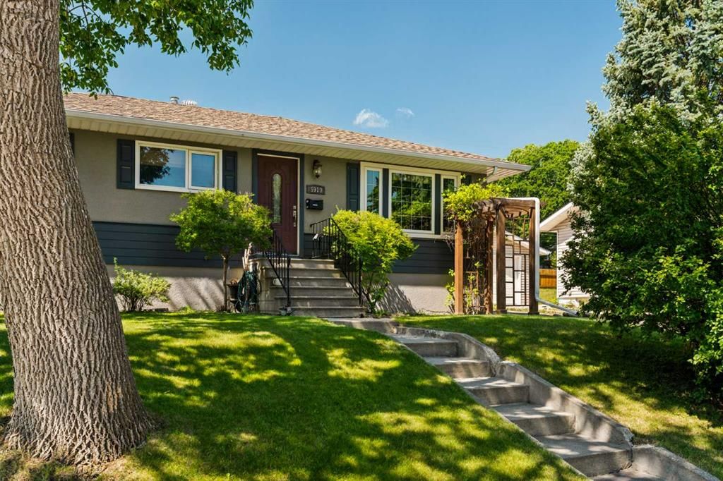 5919 Thornton Road NW, Calgary — photo 4 of 40