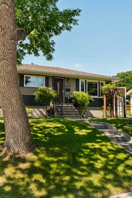 5919 Thornton Road NW, Calgary — photo 5 of 40