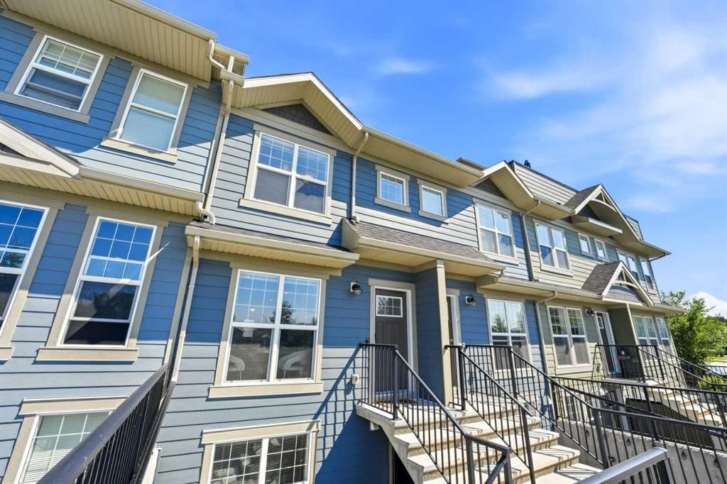 412 Cranbrook Square SE, Calgary — photo 2 of 25