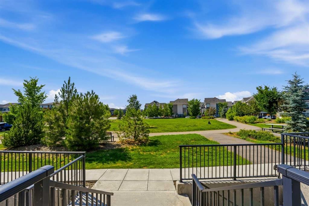 412 Cranbrook Square SE, Calgary — photo 4 of 25
