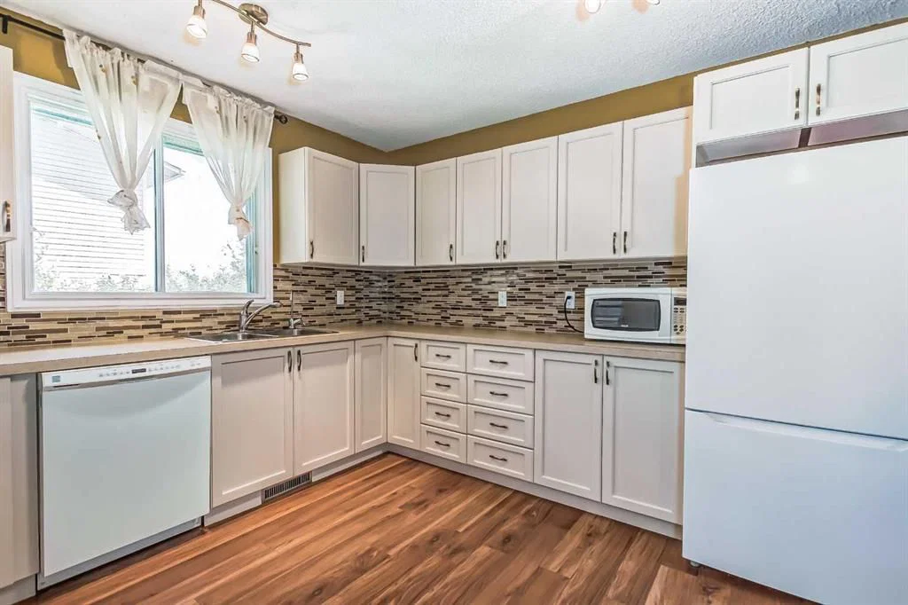 55 Bermuda Close NW, Calgary — photo 5 of 39