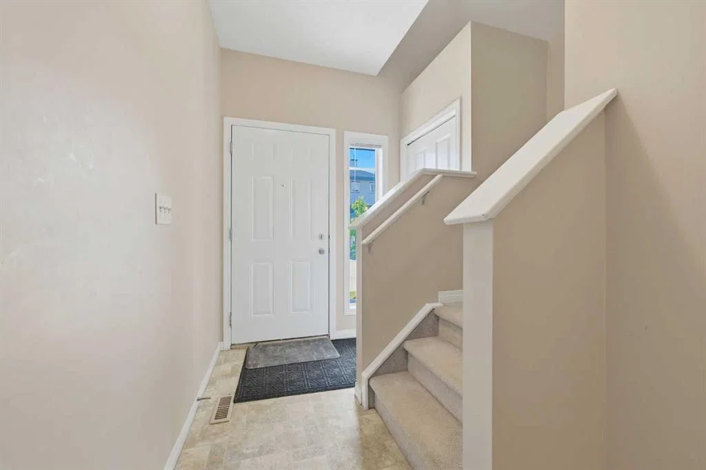 124 Everridge Gardens SW, Calgary — photo 3 of 24