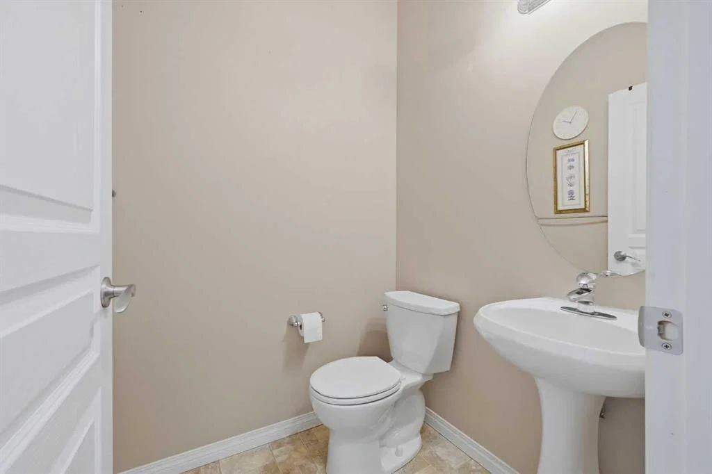 124 Everridge Gardens SW, Calgary — photo 4 of 24