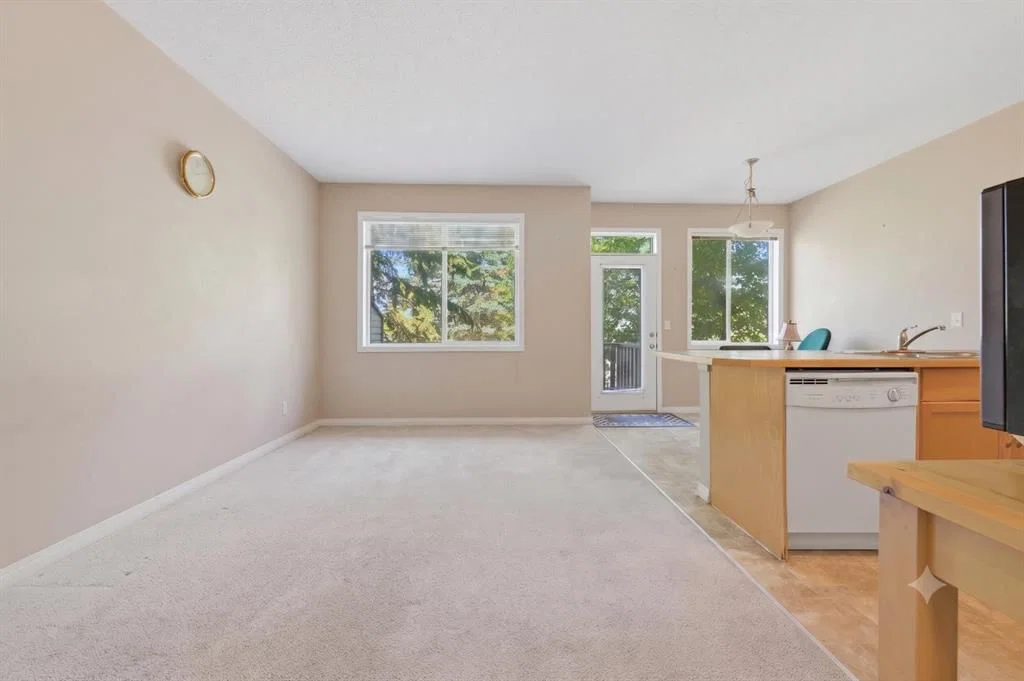124 Everridge Gardens SW, Calgary — photo 5 of 24