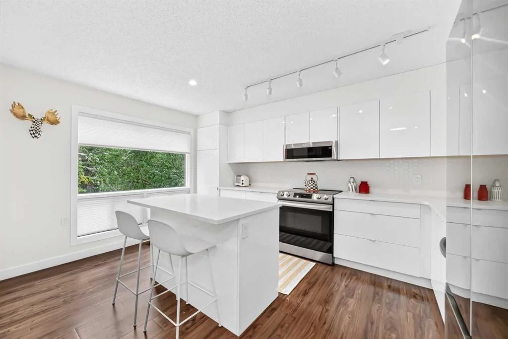 133 Point Drive NW, Calgary — photo 3 of 31