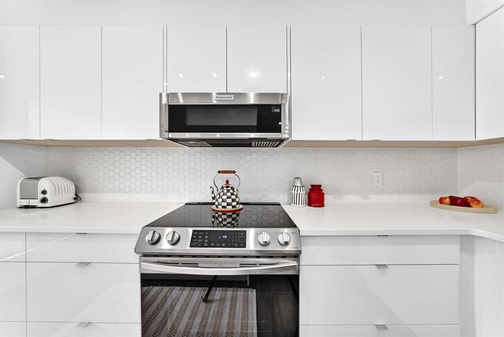 133 Point Drive NW, Calgary — photo 4 of 31
