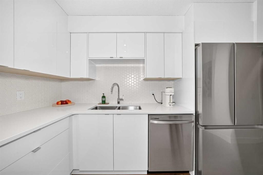 133 Point Drive NW, Calgary — photo 5 of 31