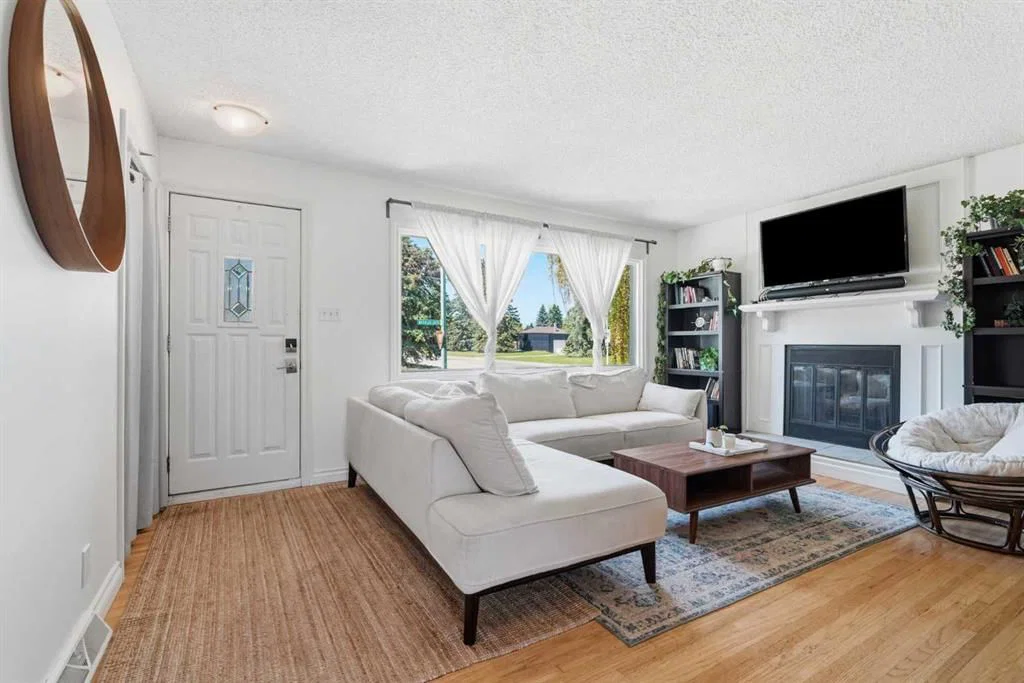 96 Waterloo Drive SW, Calgary — photo 3 of 38