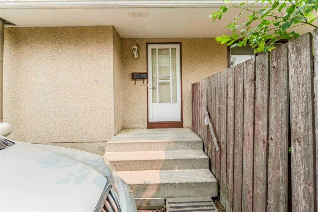 6823 4 Avenue SE, Calgary — photo 2 of 34