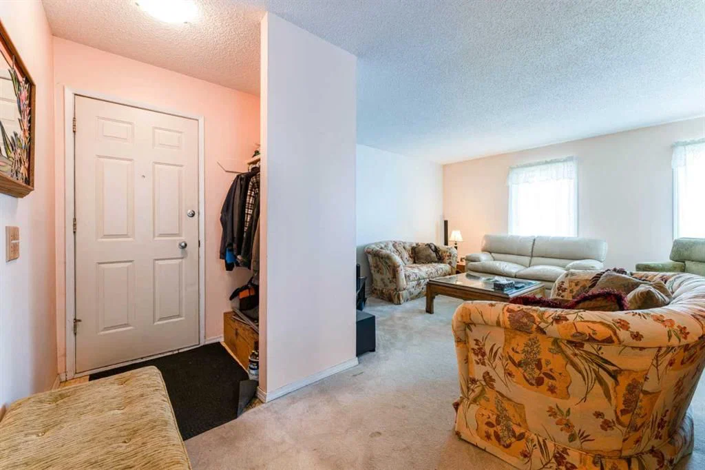 6823 4 Avenue SE, Calgary — photo 3 of 34