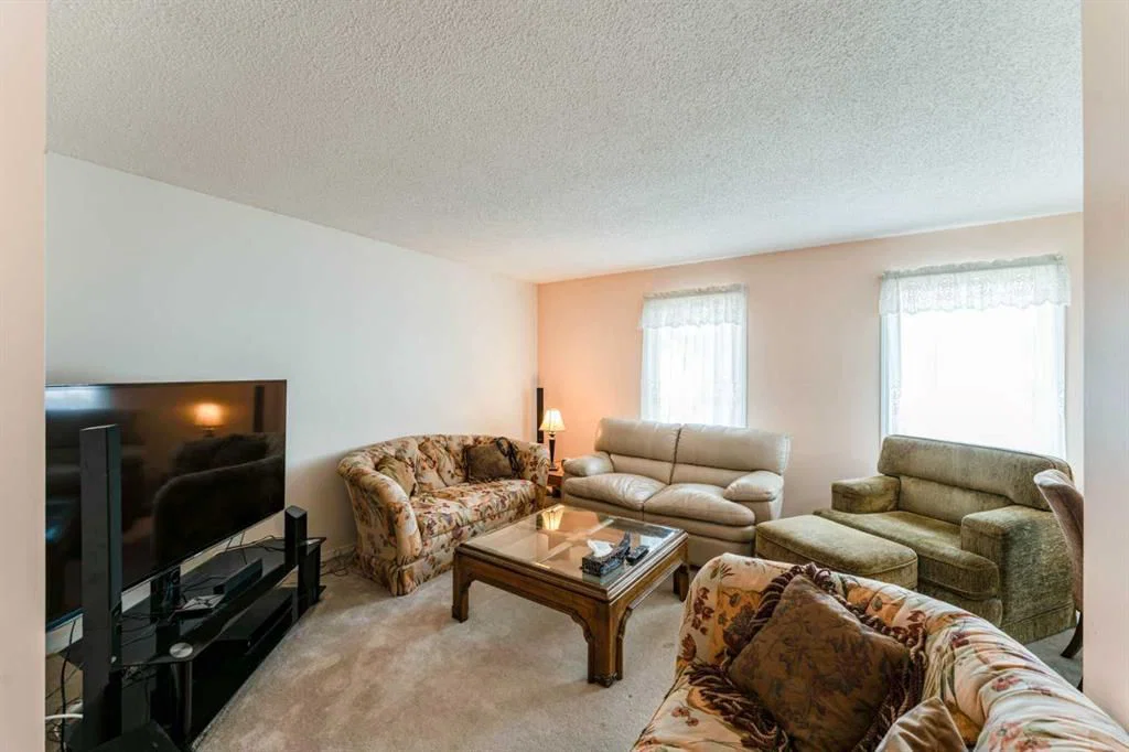 6823 4 Avenue SE, Calgary — photo 4 of 34