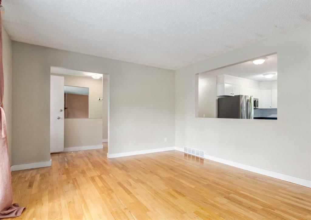 7 Lake Sylvan Close SE, Calgary — photo 3 of 24