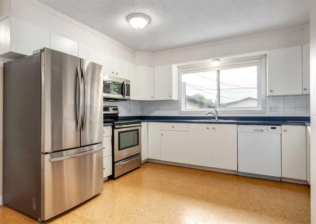 7 Lake Sylvan Close SE, Calgary — photo 5 of 24
