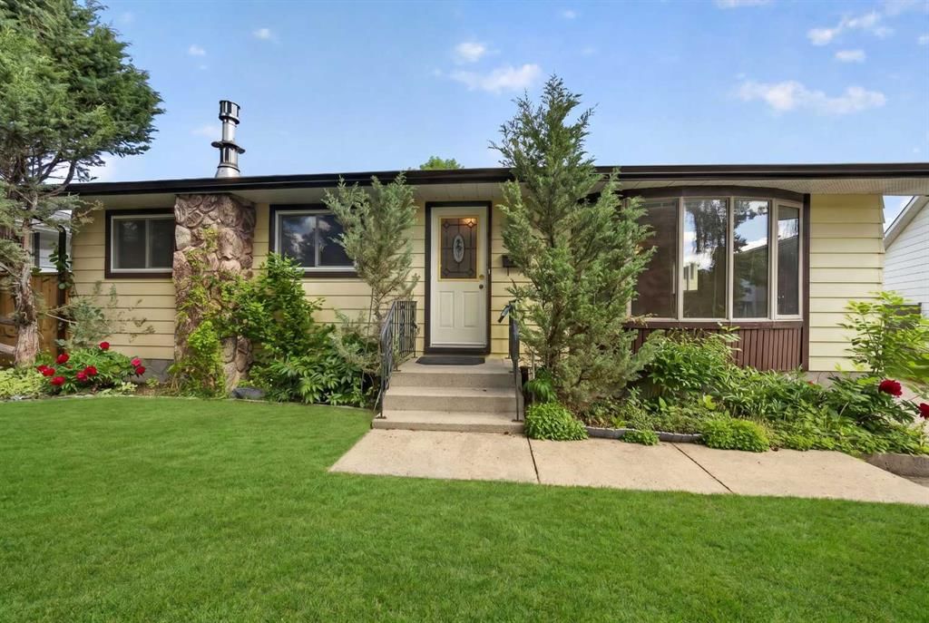 135 Huntcroft Way NE, Calgary — main listing photo