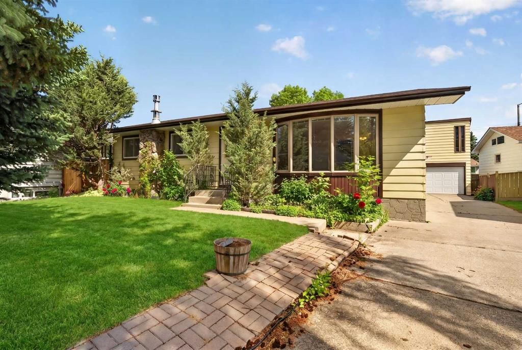 135 Huntcroft Way NE, Calgary — photo 3 of 48
