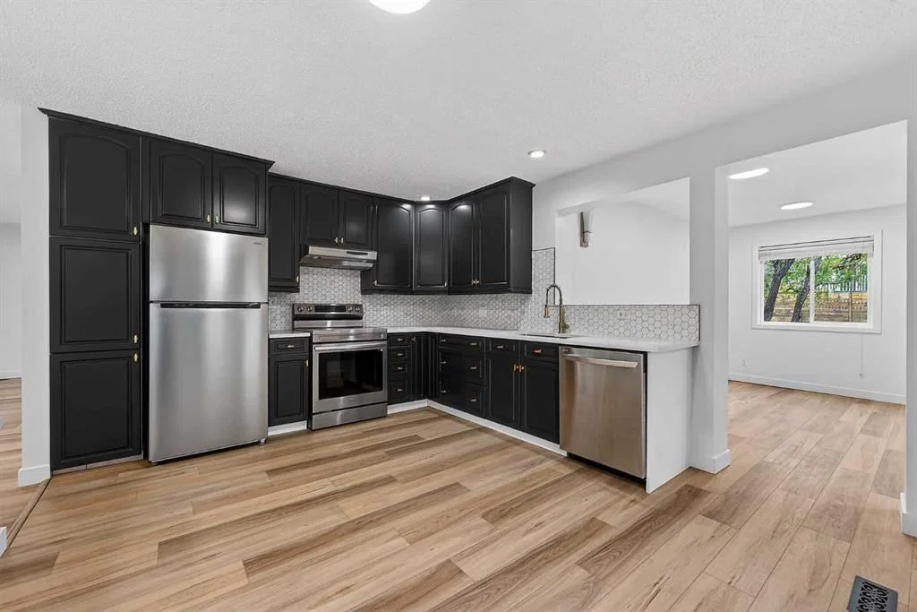 1091 Berkley Drive NW, Calgary — photo 2 of 30